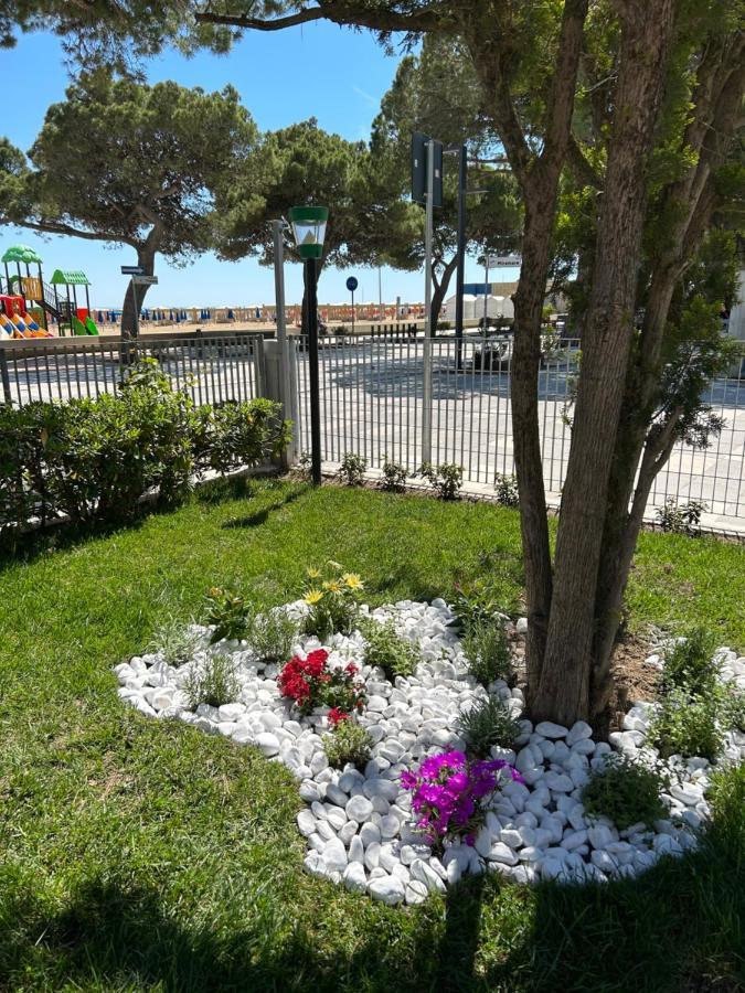 Hotel Villa Franca Lignano Sabbiadoro Exterior foto